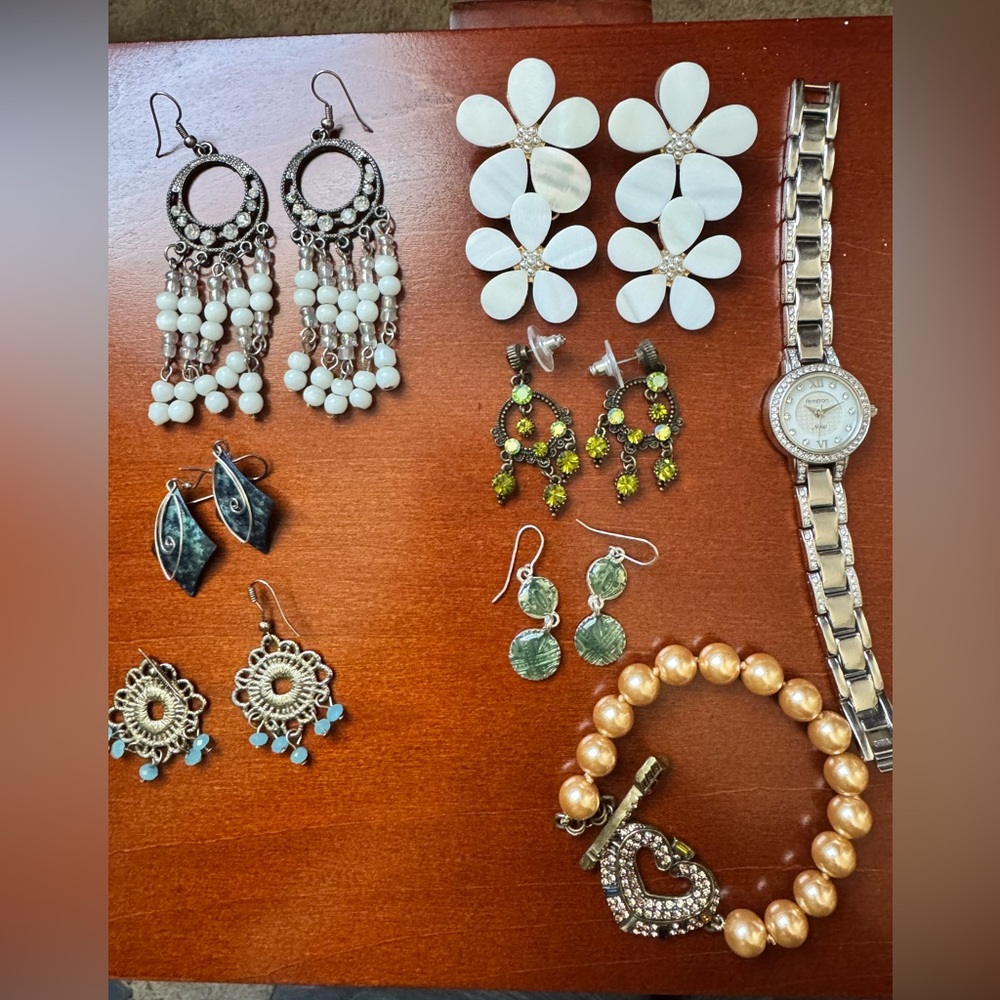 Bundle of costume jewelry.
6 pair of earrings, watch, bracelet